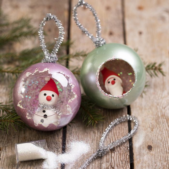 Boules de Noël décorées avec de la peinture Art Metal, des paillettes et des mini-figurines en Silk Clay