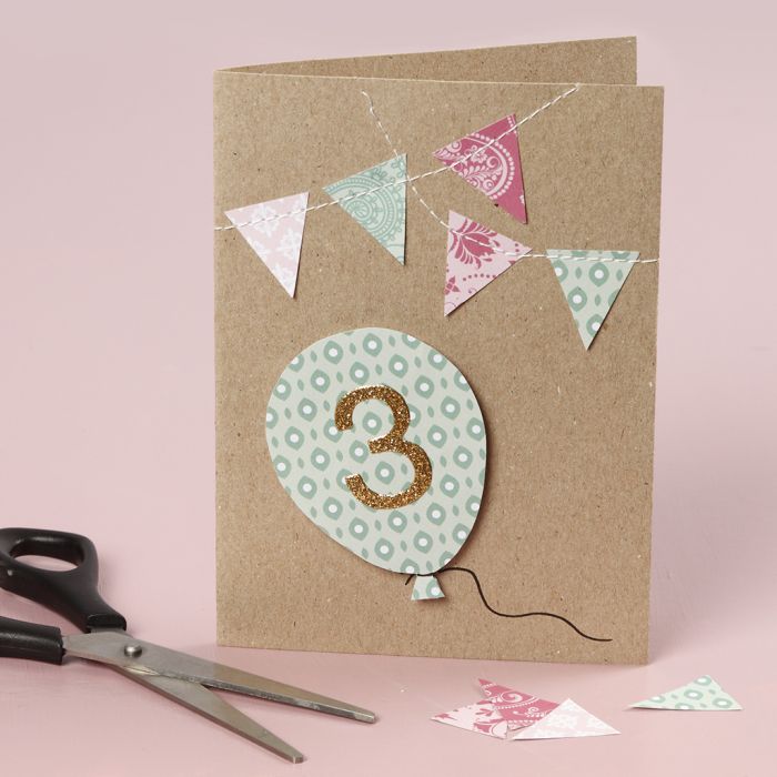 Une carte d’anniversaire avec des détails cousus.