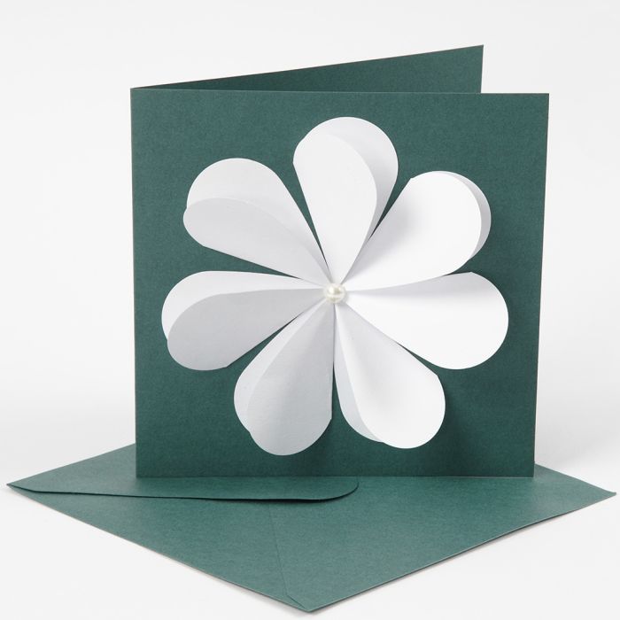 Une carte de vœux avec une fleur faite de cœurs perforés