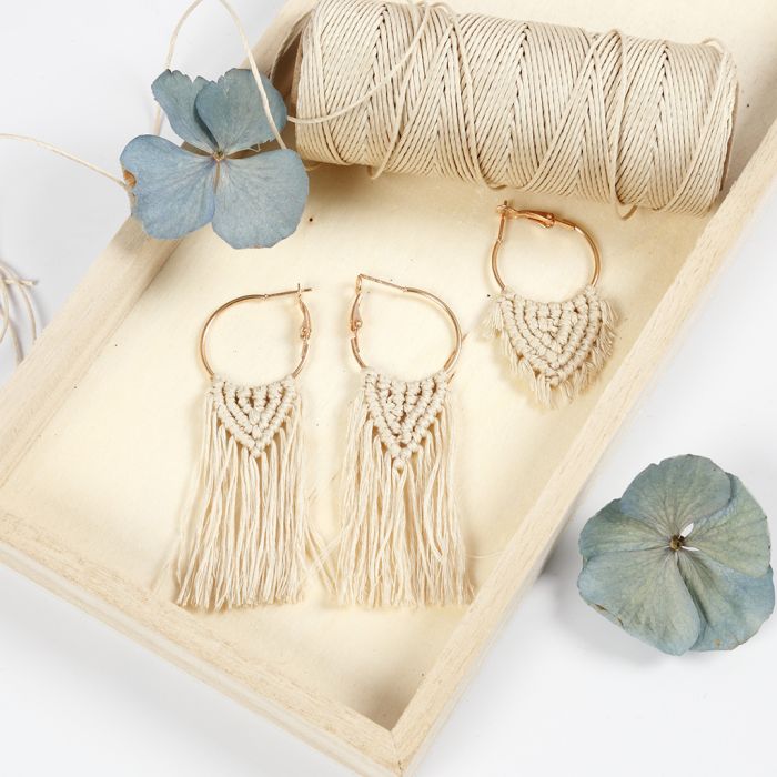 Boucles d’oreilles à créoles avec pendentifs en macramé