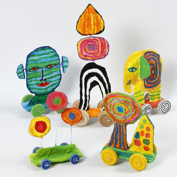 Sculptures sur roues réalisées à partir de carton recyclé et de bandage de gaze.