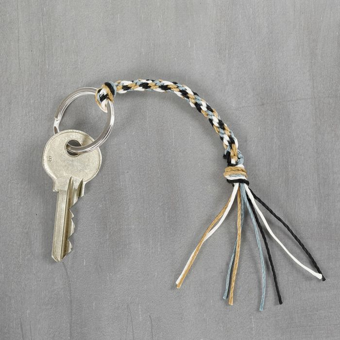 Un porte-clés en cordon de bambou réalisé avec la technique de tressage kumihimo