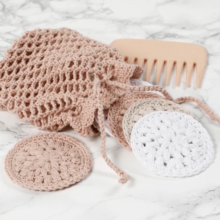 Disques démaquillants en coton crochetés et trousse de toilette