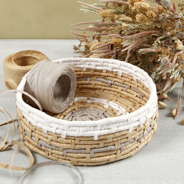 Tissez un panier en spirale avec du raphia en papier