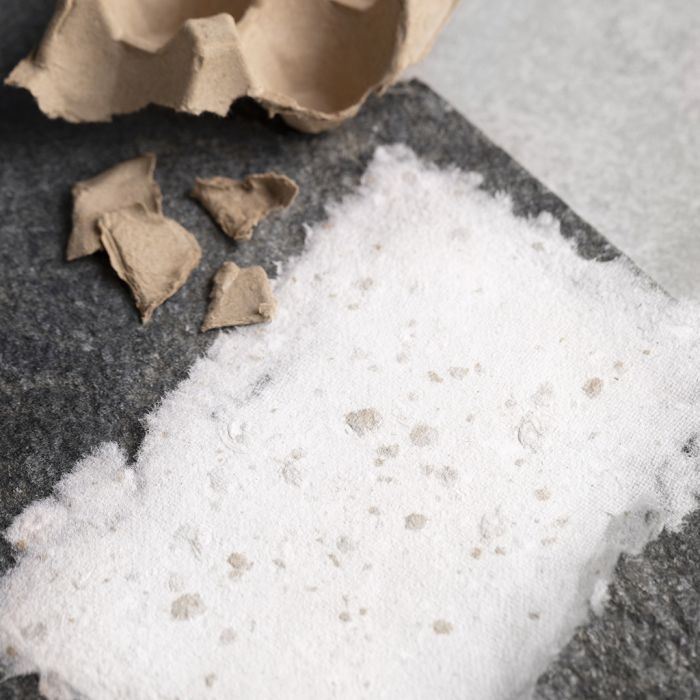 Papier fait main à partir de pâte à papier et de boîtes à œufs