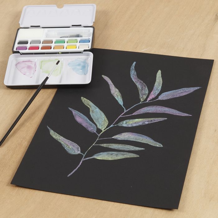 Une peinture à l’aquarelle sur papier aquarelle noir avec des aquarelles métalliques