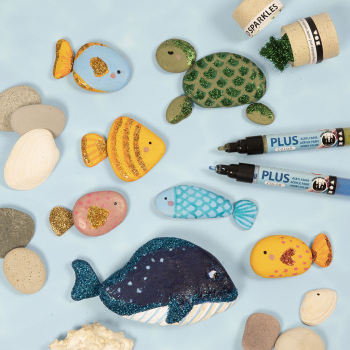 Créatures marines peintes sur des pierres avec des marqueurs et décorées avec des paillettes biodégradables
