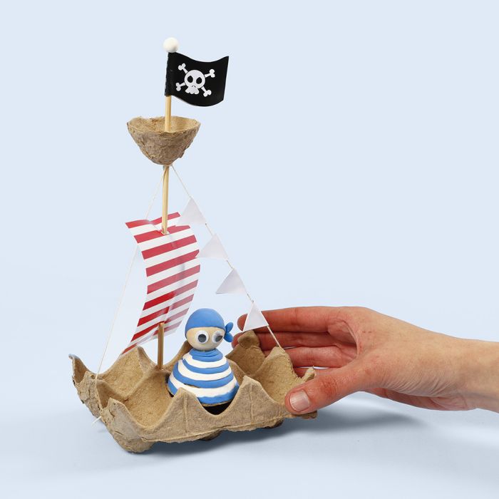 Un bateau pirate réalisé à partir d’un carton à œufs