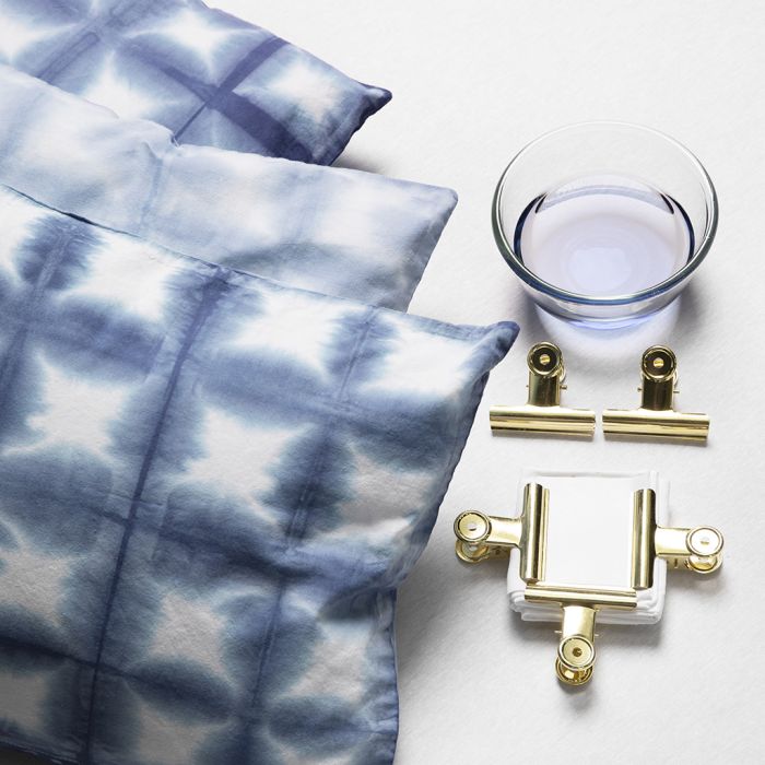 Teinture tie-dye avec des pinces métalliques et la technique de shibori.