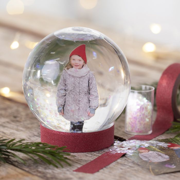 Une boule à neige décorée d'une photo