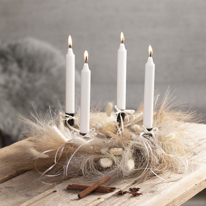 Une couronne de l’Avent avec herbe de pampa et sisal