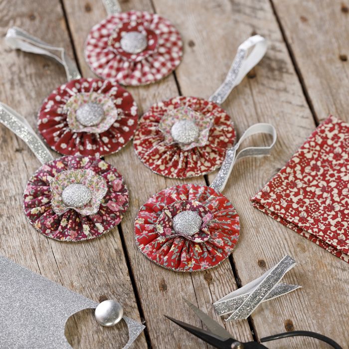Rosettes en tissu à suspendre