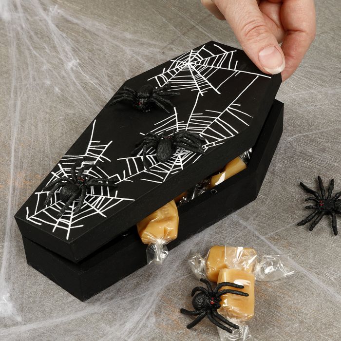 n cercueil d’Halloween avec des araignées