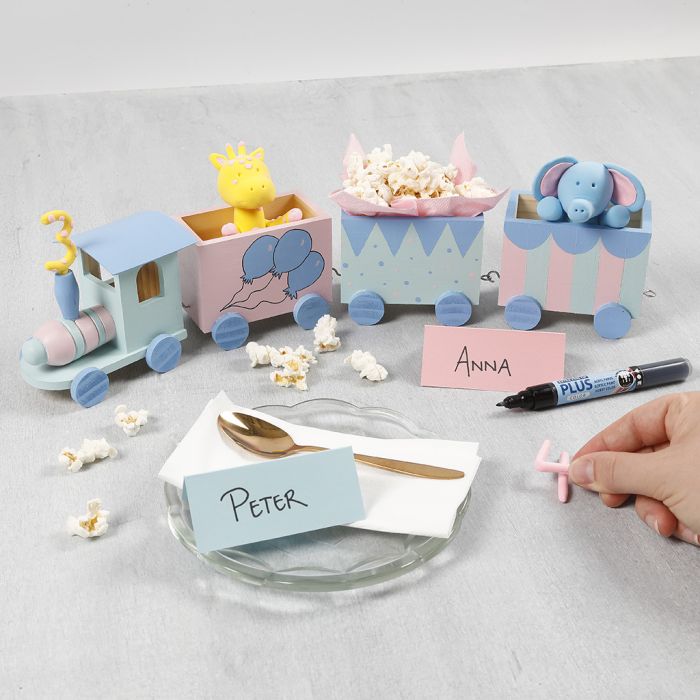 Un train d’anniversaire décoré avec de la peinture artisanale, un chiffre en Silk Clay et des animaux en Silk Clay.