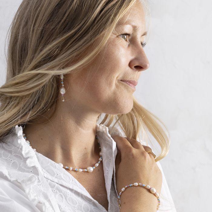 Un ensemble de bijoux avec des perles d’eau douce et des perles de rocaille.