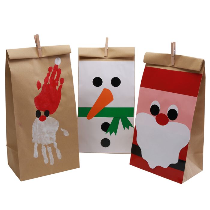 De jolis sacs de Noël décorés avec du papier glacé