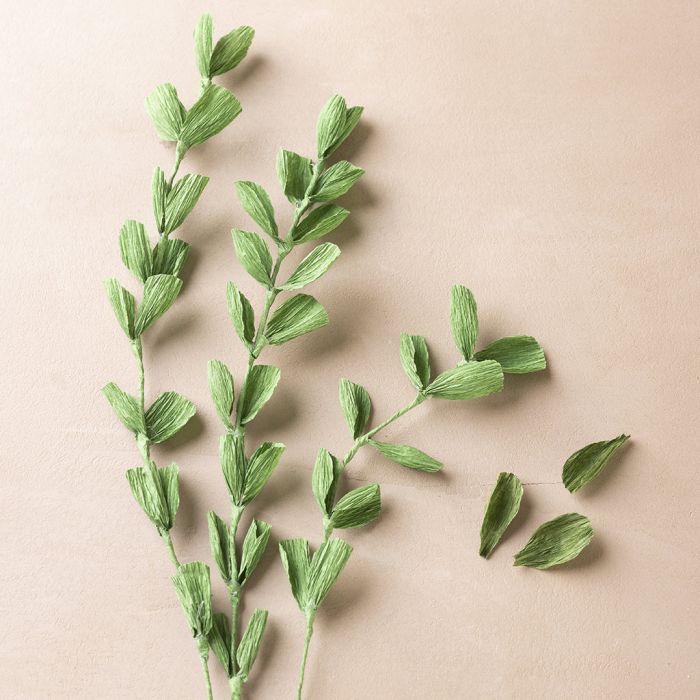 Branches avec petites feuilles en papier crépon