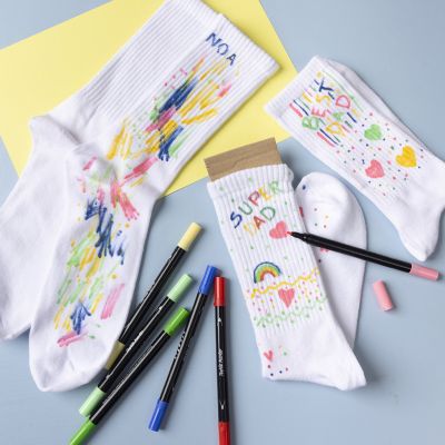 Des chaussettes de No&euml;l d&eacute;cor&eacute;es avec des feutres textiles