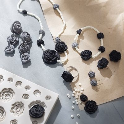 Bijoux décorés de roses faites en pâte à modeler pour bijoux