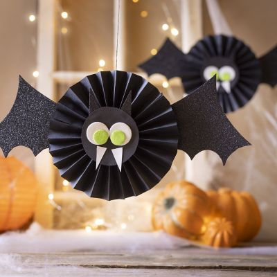 Chauve-souris en papier cartonn&eacute; et feuilles de mousse