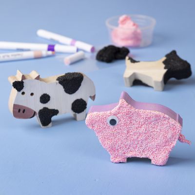Animaux en bois décorés avec de la Foam Clay® et des feutres