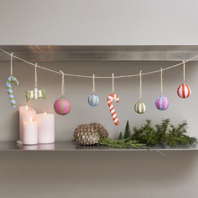 Décorations de Noël colorées en pâte à papier mâché