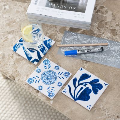 Dessous de verre d&eacute;cor&eacute;s &agrave; l'aide d'un feutre pour porcelaine