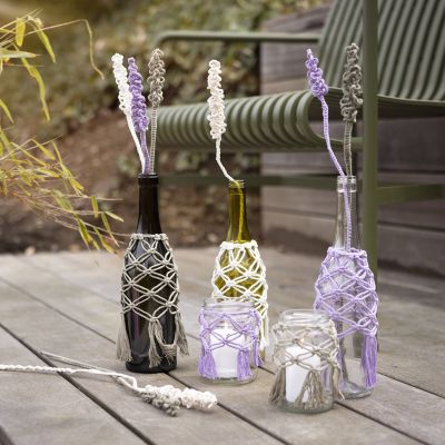 Macram&eacute; sur des bocaux et des bouteilles