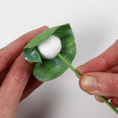 Comment confectionner des pistils en polystyrène à placer dans le coeur de fleurs en papier crépon