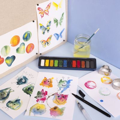 Peignez des figurines imaginaires et des papillons &agrave; l&rsquo;aquarelle
