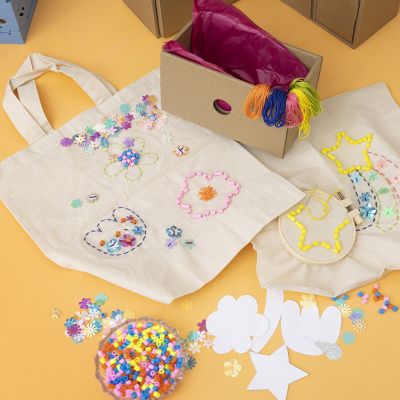 Sacs fourre-tout d&eacute;cor&eacute;s de broderies et perles