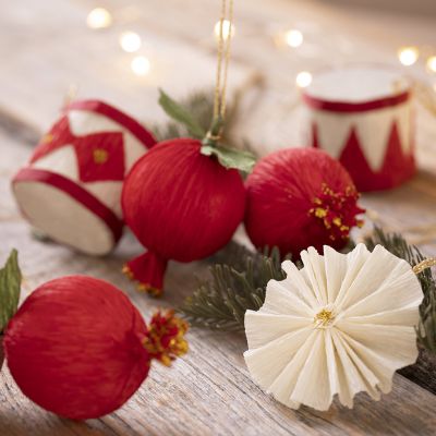 Une d&eacute;coration de No&euml;l en papier cr&eacute;pon