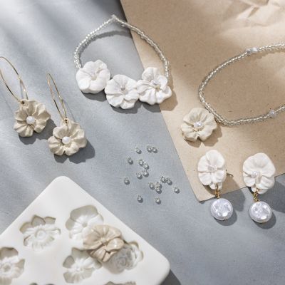 Bijoux en forme de fleurs faits en p&acirc;te &agrave; modeler pour bijoux