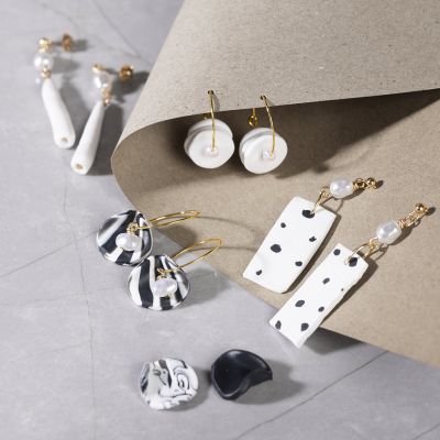 Boucles d&rsquo;oreilles faites avec de la p&acirc;te &agrave; modeler pour bijoux et des perles blanches nacr&eacute;es