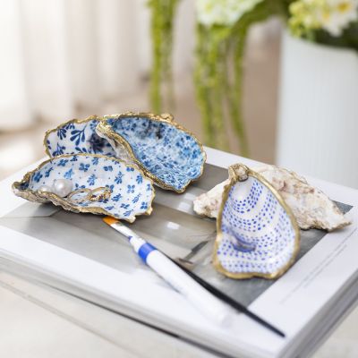 Coquilles d&rsquo;hu&icirc;tres d&eacute;cor&eacute;es de d&eacute;coupage et marqueur dor&eacute;