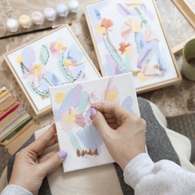 Images multimédia mixtes avec acrylique et broderie