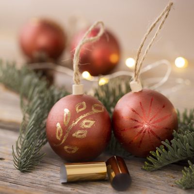 Boules de No&euml;l d&eacute;cor&eacute;es de peinture acrylique et de film d&eacute;coratif