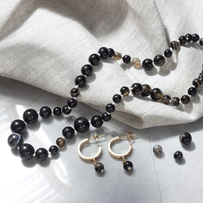 Bijoux faits avec des perles d'agate noire