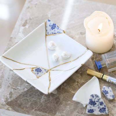 Plat réparé par technique kintsugi