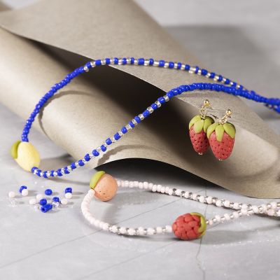 Colliers et boucles d&rsquo;oreilles d&eacute;cor&eacute;s de perles en forme de fruits, en p&acirc;te polym&egrave;re