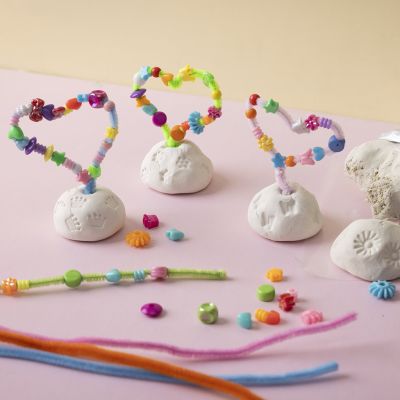 Fil chenille et cœur en perles sur base d’argile