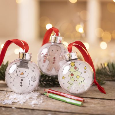Des boules de No&euml;l d&eacute;cor&eacute;es de dessins
