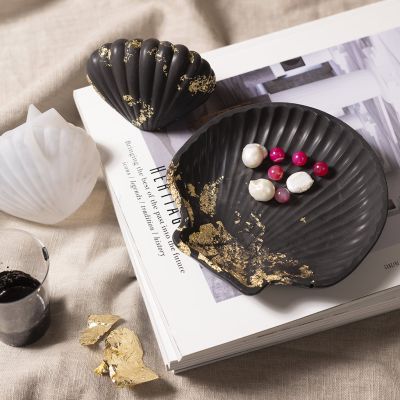 Coquillage et sculpture en m&eacute;lange de moulage en r&eacute;sine noire
