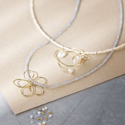 Colliers perl&eacute;s avec des pendentifs faits avec du fil pour bijoux