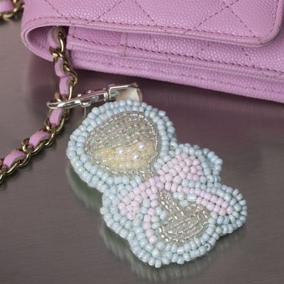 Breloque de sac avec broderie en perles