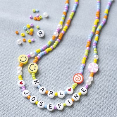 Un collier de perles avec des lettres