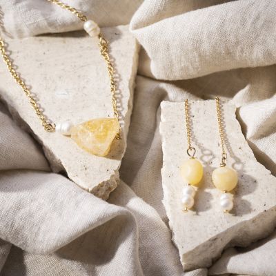 Collier et boucles d’oreilles avec calcite de miel et perles d’eau douce