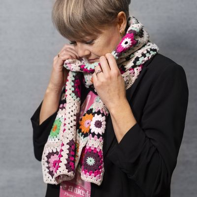 Ch&egrave;che carr&eacute; grand-m&egrave;re en crochet