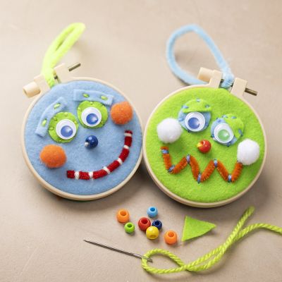 D&eacute;coration en broderie avec visages, &agrave; suspendre
