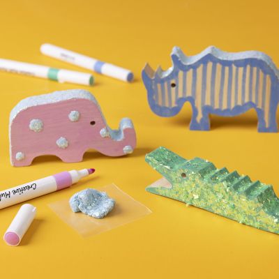 Animaux en bois d&eacute;cor&eacute;s avec des feutres et de la Glitter clay